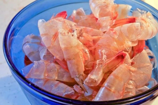 Chữa dị ứng bằng đốt vỏ tôm uống, cô gái 17 tuổi nguy kịch-1