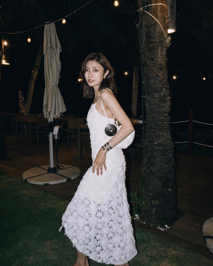 Vì sao váy trắng là item không thể thiếu trong tủ đồ mùa hè?-5