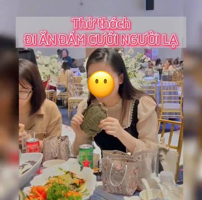 Nữ TikToker bị ném đá vì ăn ké đám cưới người lạ-1