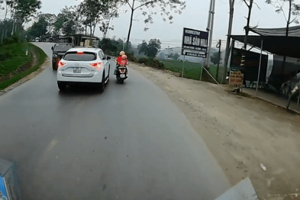 Vượt ngay khúc cua, tài xế suýt gây tai nạn nghiêm trọng.