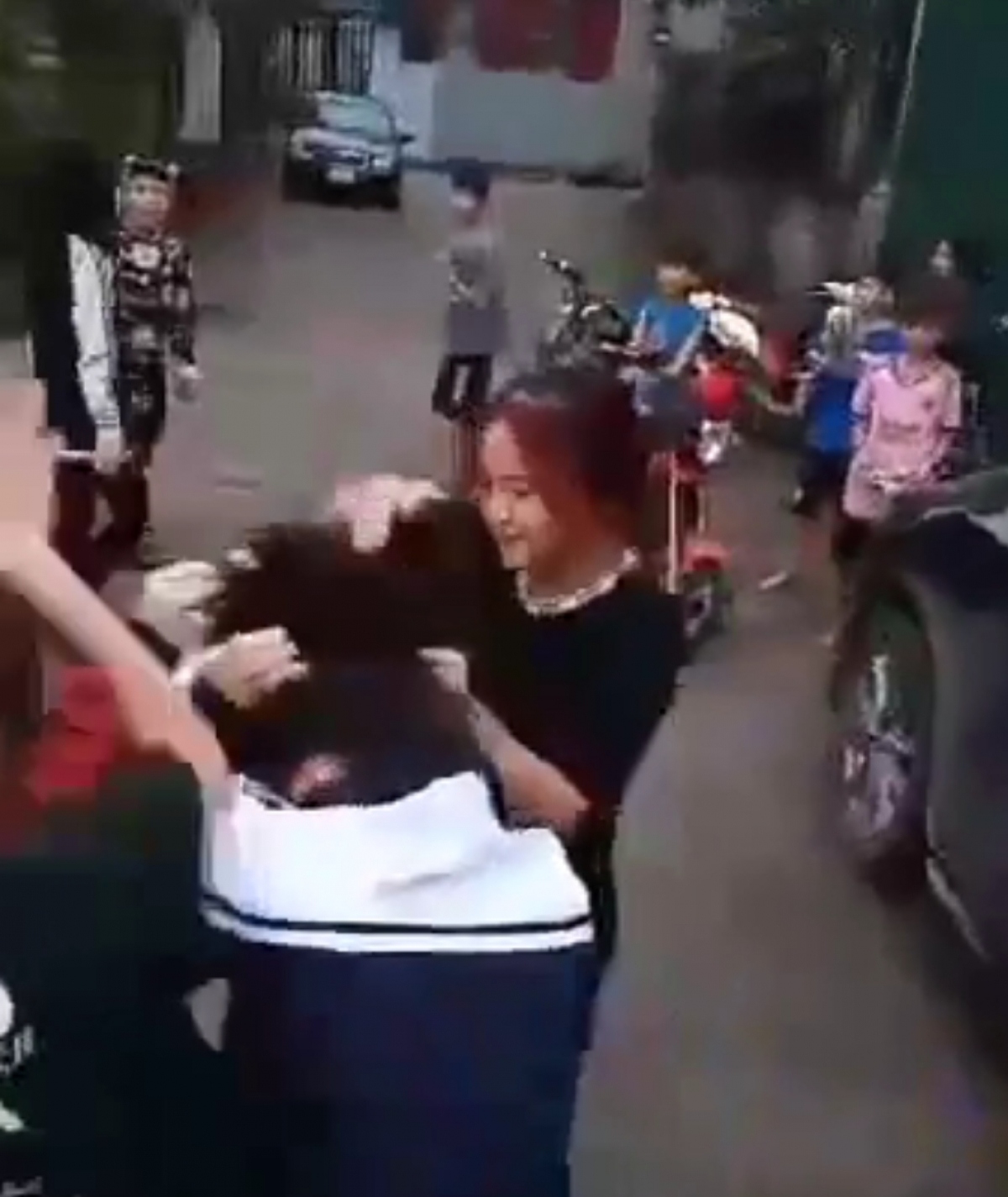 Nữ sinh bị đánh hội đồng ở Đông Anh vẫn hoảng loạn, đang điều trị tại bệnh viện-4