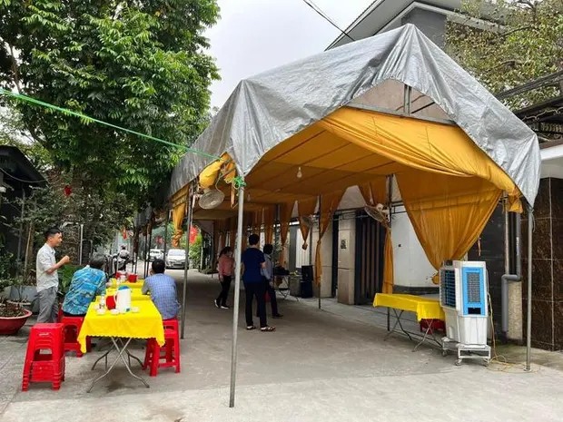 Vụ nữ sinh Nghệ An: Hiệu trưởng THPT chuyên ĐH Vinh đến thắp hương, ngàn vạn lần xin lỗi-1