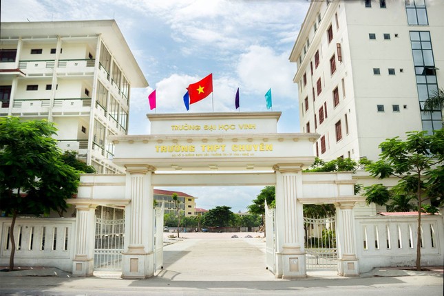 Vụ nữ sinh Nghệ An: Hiệu trưởng THPT chuyên ĐH Vinh đến thắp hương, ngàn vạn lần xin lỗi-3