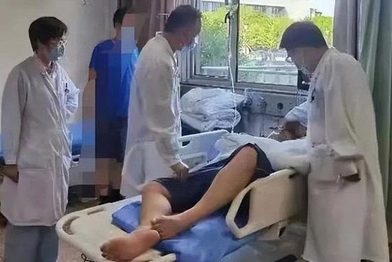 Chàng trai 19 tuổi ngộ độc, toàn thân 