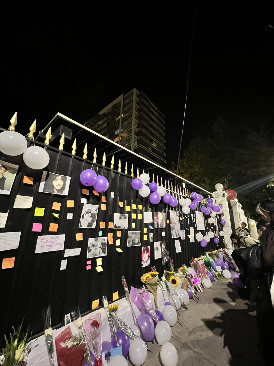 Hình ảnh đầu tiên chuẩn bị tang lễ ca sĩ Moonbin qua đời ở tuổi 25-4