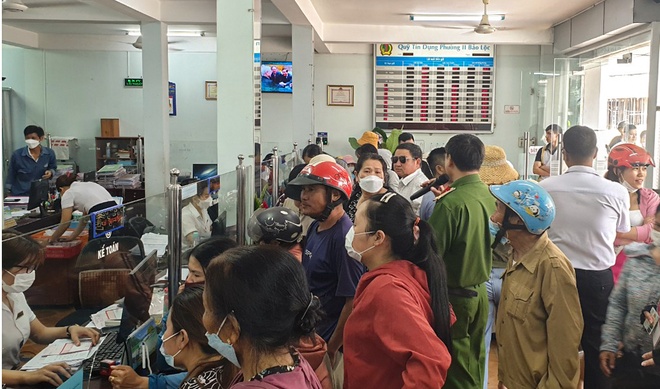 Người dân đổ xô đến quỹ tín dụng ở Bảo Lộc rút tiền-1