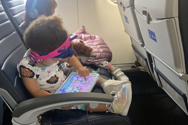 Nữ tiếp viên hàng không che chắn trước cánh cửa máy bay bị mở tung-3