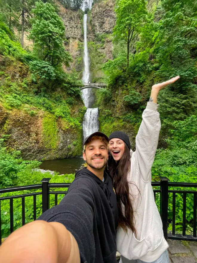 Cô gái được cầu hôn từ một bình luận bông đùa trên mạng-4