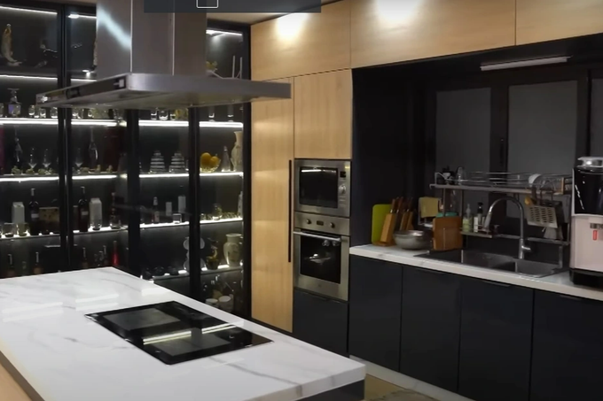 Kim Tử Long ở biệt thự xa hoa 300m2, giao hết tiền cho bà xã kém 11 tuổi-3