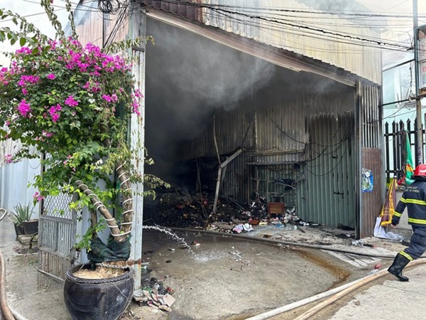 Khởi tố người đàn ông tấn công cảnh sát rồi cố thủ, châm lửa đốt nhà dân-2