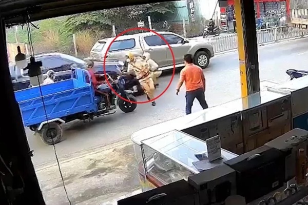 Vụ tông cảnh sát và 2 người dân tử vong: Hai người ngồi trong ô tô bị bắt-2