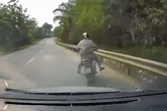 Thiếu quan sát khi vượt, tài xế xe máy va vào đầu ôtô