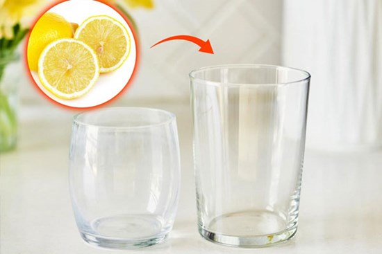 Ly thuỷ tinh xỉn màu, khi rửa dùng 1 trong 5 nguyên liệu “Quốc dân” này, cốc trong veo, sáng bóng trong phút mốt