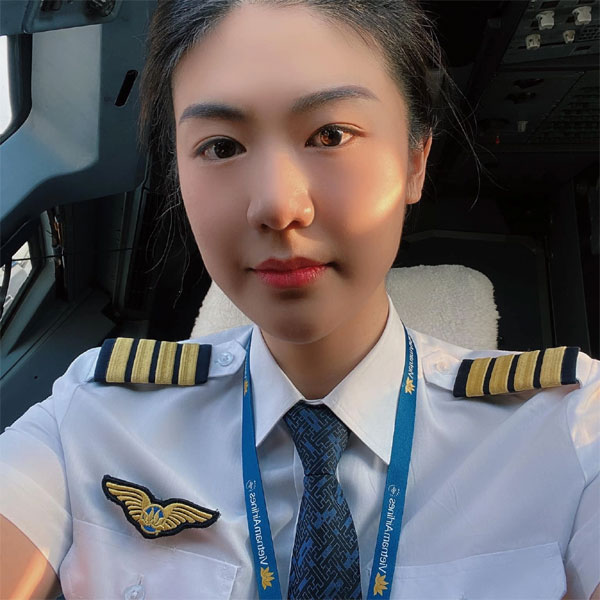 Nhan sắc tuổi 36 của cơ trưởng Huỳnh Lý Đông Phương-3