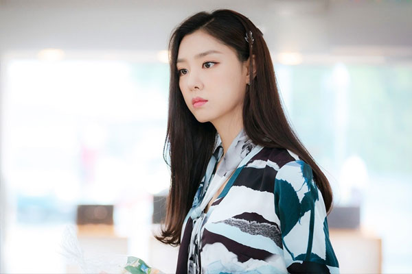 Tôi sinh con xong mẹ chồng bất ngờ vào phòng đưa xấp tiền 300 triệu cùng lời đề nghị ngoài tưởng tượng-1