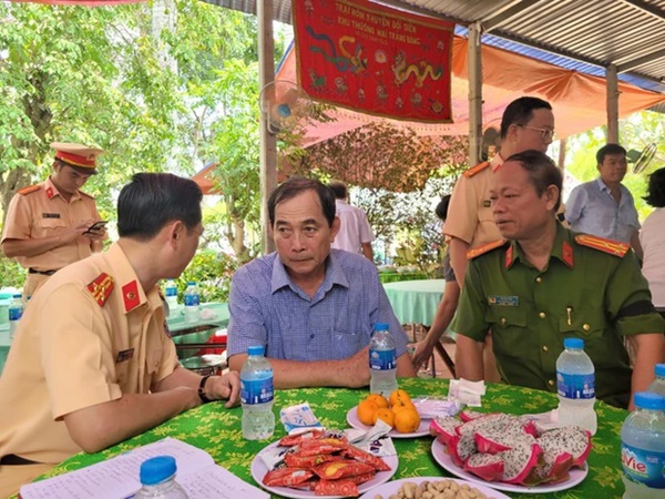 Lãnh đạo Cục CSGT đến viếng thiếu tá CSGT bị xe tông tử vong-2