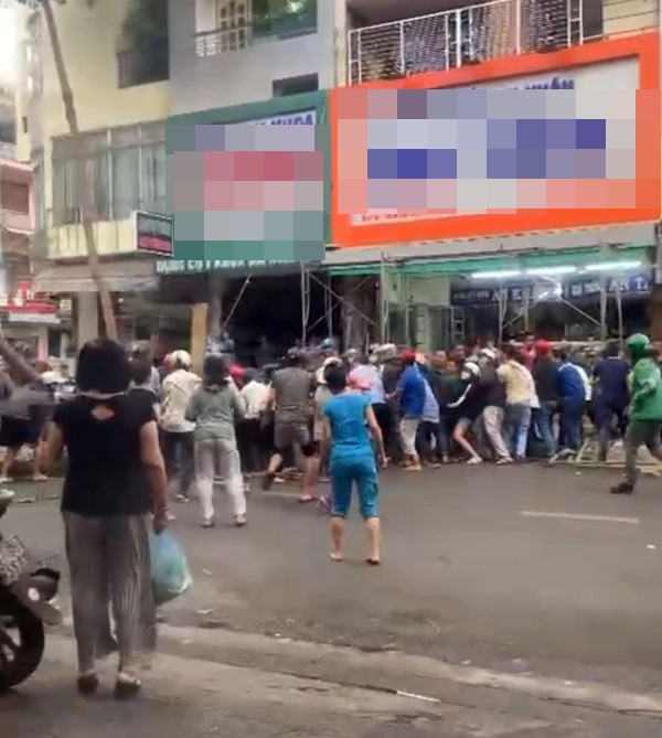 CLIP: Cây đổ đè 1 phụ nữ, người dân xúm lại giải cứu-1