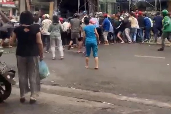 Diễn biến mới việc cấp cứu người phụ nữ bị cây to đổ gây chấn thương nặng-3