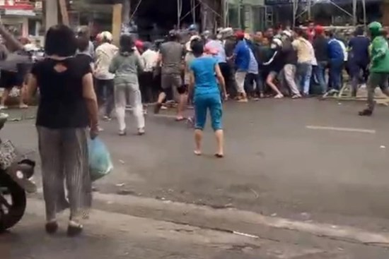 CLIP: Cây đổ đè 1 phụ nữ, người dân xúm lại giải cứu