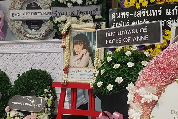 Hình ảnh trong lễ tang của nữ ca sĩ 20 tuổi gây xót xa-1