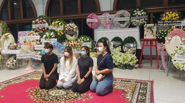 Hình ảnh trong lễ tang của nữ ca sĩ 20 tuổi gây xót xa-3