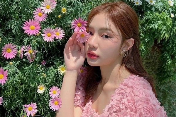 Hình ảnh trong lễ tang của nữ ca sĩ 20 tuổi gây xót xa-5