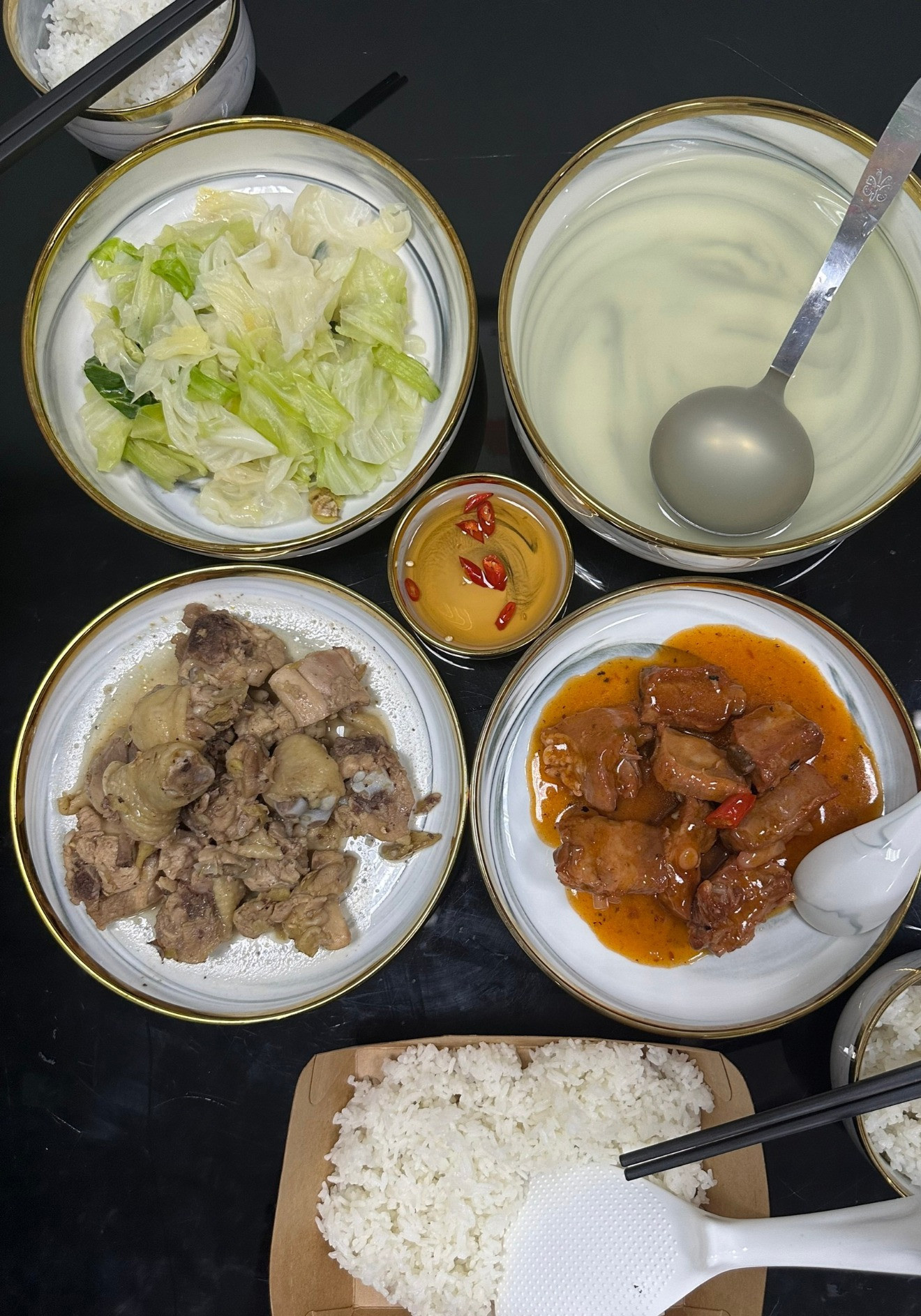 Chọn sống tận hưởng, vợ chồng trẻ đặt cơm giao tận nhà-2