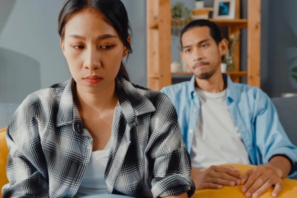 Từ khi có hàng xóm mới, vợ chồng tôi thường xuyên lục đục-2