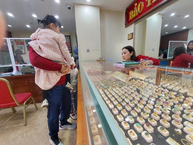 Người mua vàng lỗ nặng-1