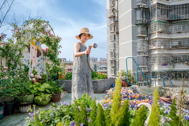 Người phụ nữ 45 tuổi biến mái nhà thành khu vườn ấn tượng-3