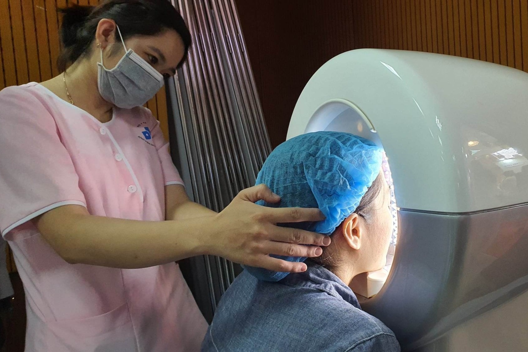 Mặt như tổ ong sau buổi tiêm chất độc quyền làm đẹp da miễn phí-1