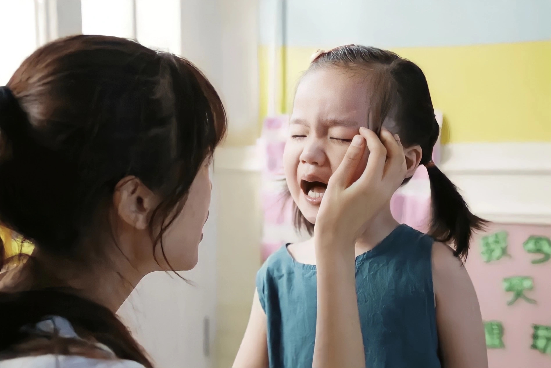 Con bị ức hiếp ở trường mẫu giáo, cha mẹ nhận biết và xử lý đúng hướng nhờ 4 câu hỏi này-1