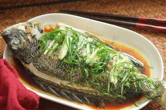 Loại cá có giá bình dân lại ít xương nhiều thịt bổ dưỡng, đem hấp ăn rất hợp ngày hè
