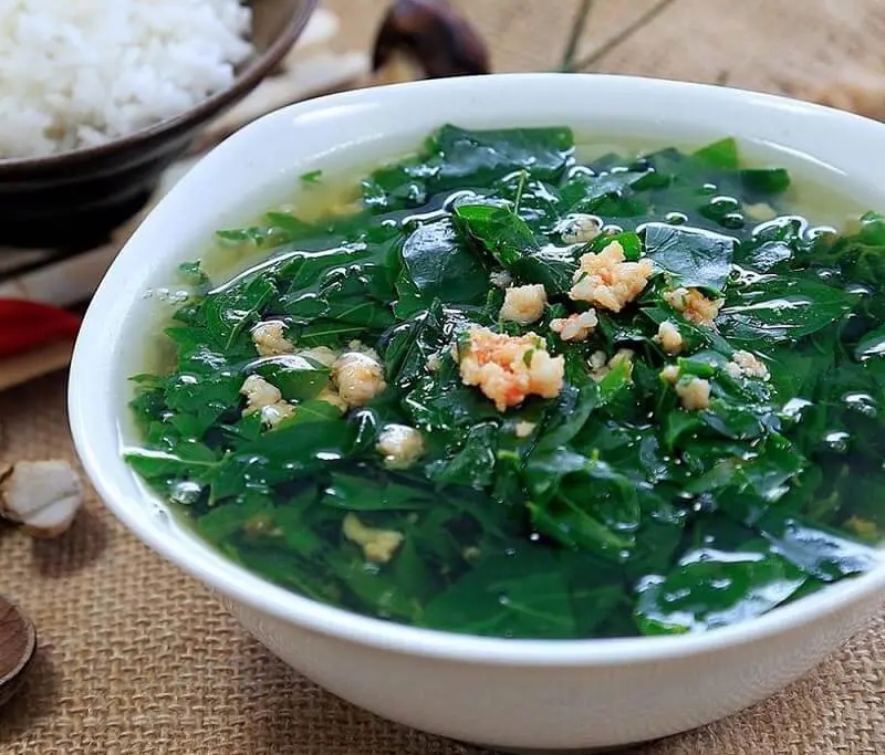 Vì sao cơm cữ cho bà đẻ không thể thiếu 2 món canh rau ngót và thịt nạc rang nghệ?-1