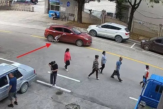 Cậu bé bị ô tô kéo lê trên đường, sự việc sau đó khiến ai nấy sững sờ: Kiểu giáo dục cực đoan nào đã tạo nên 1 đứa trẻ như vậy?