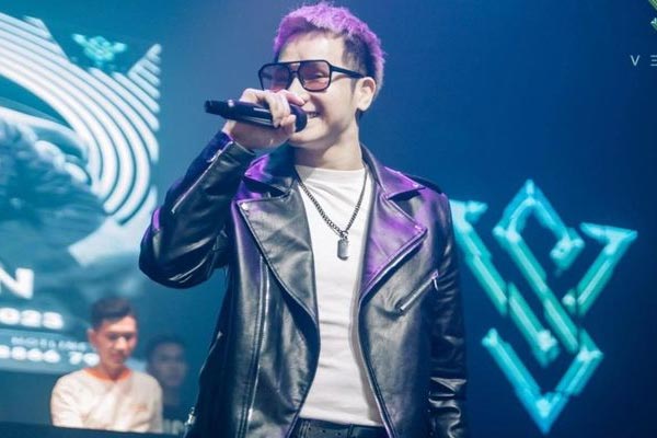 Ca sĩ Chu Bin là ai mà gây bão MXH vì 1 sự cố nhạy cảm trên sân khấu?-4