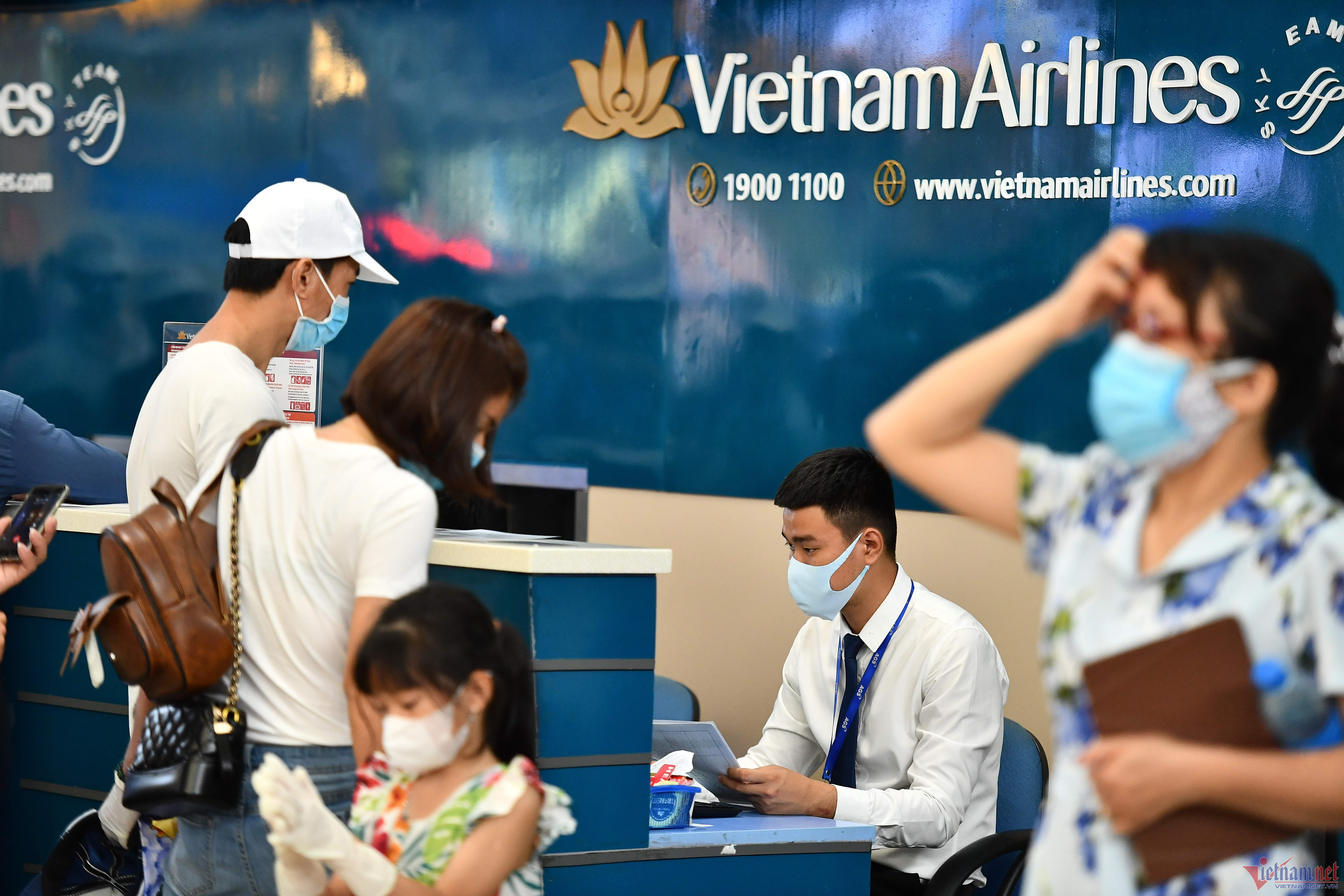 Vé máy bay giảm nhiệt, đại lý xả hàng giá vẫn cao-1