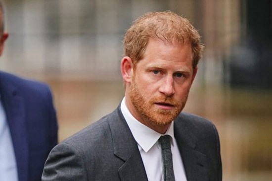 Harry ngồi cách gia đình 10 hàng ghế trong lễ đăng cơ