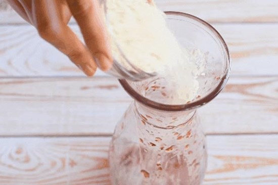 Làm sạch bình hoa, chai lọ nhanh chóng chỉ với các nguyên liệu sẵn có