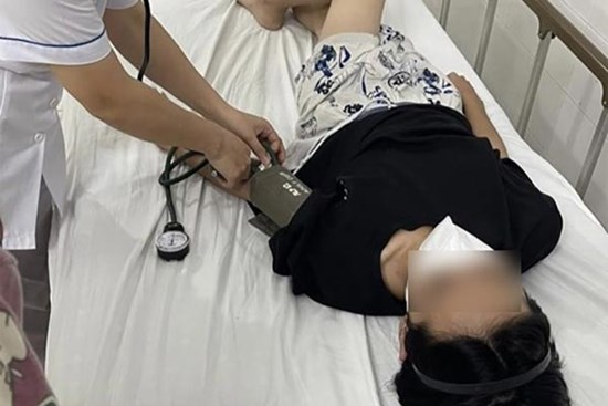 Xác minh sự việc nam sinh lớp 8 bị ba của bạn nữ cùng lớp đánh