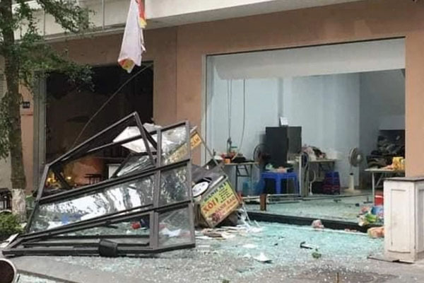 Clip: Người giao hàng vô tình làm vỡ cửa kính khi mải nhìn điện thoại-1