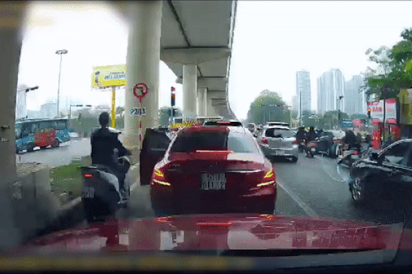 Tài xế mở cửa ôtô giữa đường gây tai nạn