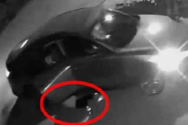 Quên không đóng cửa xe, mẹ khiến con trai gặp hoạ thảm khốc-1