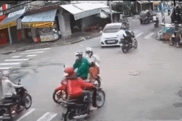 Clip: Cô gái bị cướp áp sát, giật túi xách nhanh như chớp giữa phố