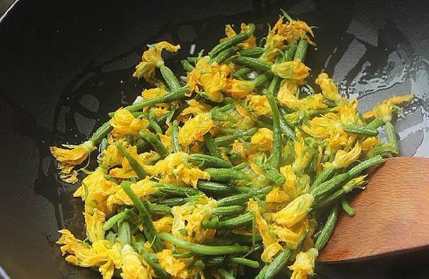 Cứ tưởng quả này to mới ăn được, ai ngờ lúc bé tí đem xào được món chống lão hoá, tăng miễn dịch-4