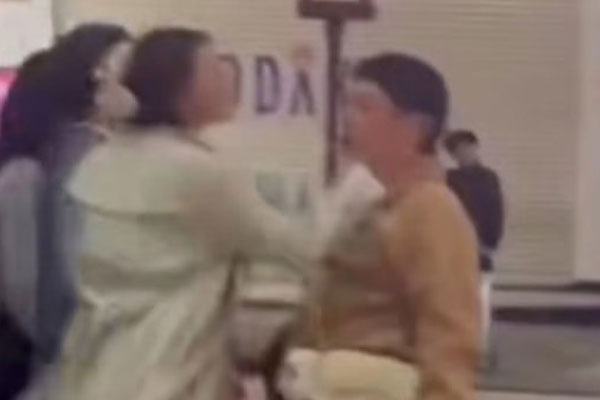 Chồng bị vợ tát liên tiếp trên phố vì dám chiến tranh lạnh-1