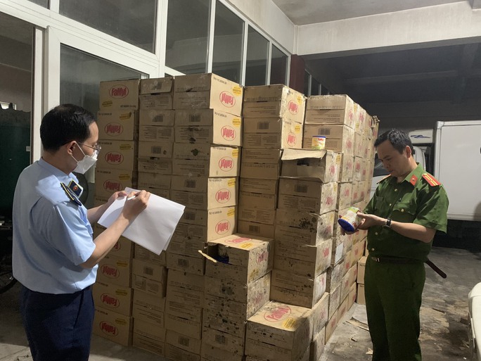 Phát hiện 10 tấn nguyên liệu quá hạn sử dụng để làm kem Tràng Tiền số 10-3