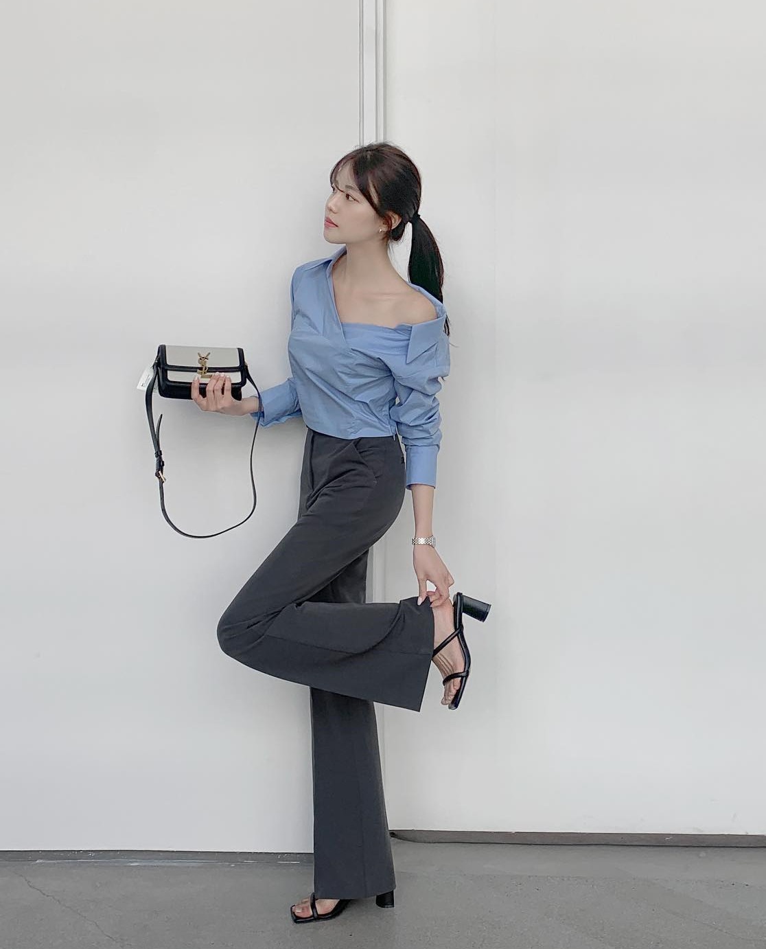 Cứ kết hợp áo blouse với 4 kiểu quần này thì ai cũng khen bạn có gu thẩm mỹ-1