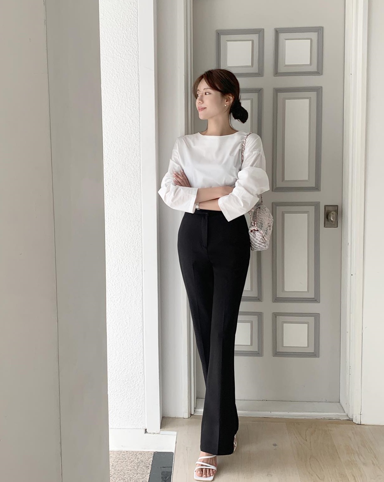 Cứ kết hợp áo blouse với 4 kiểu quần này thì ai cũng khen bạn có gu thẩm mỹ-2