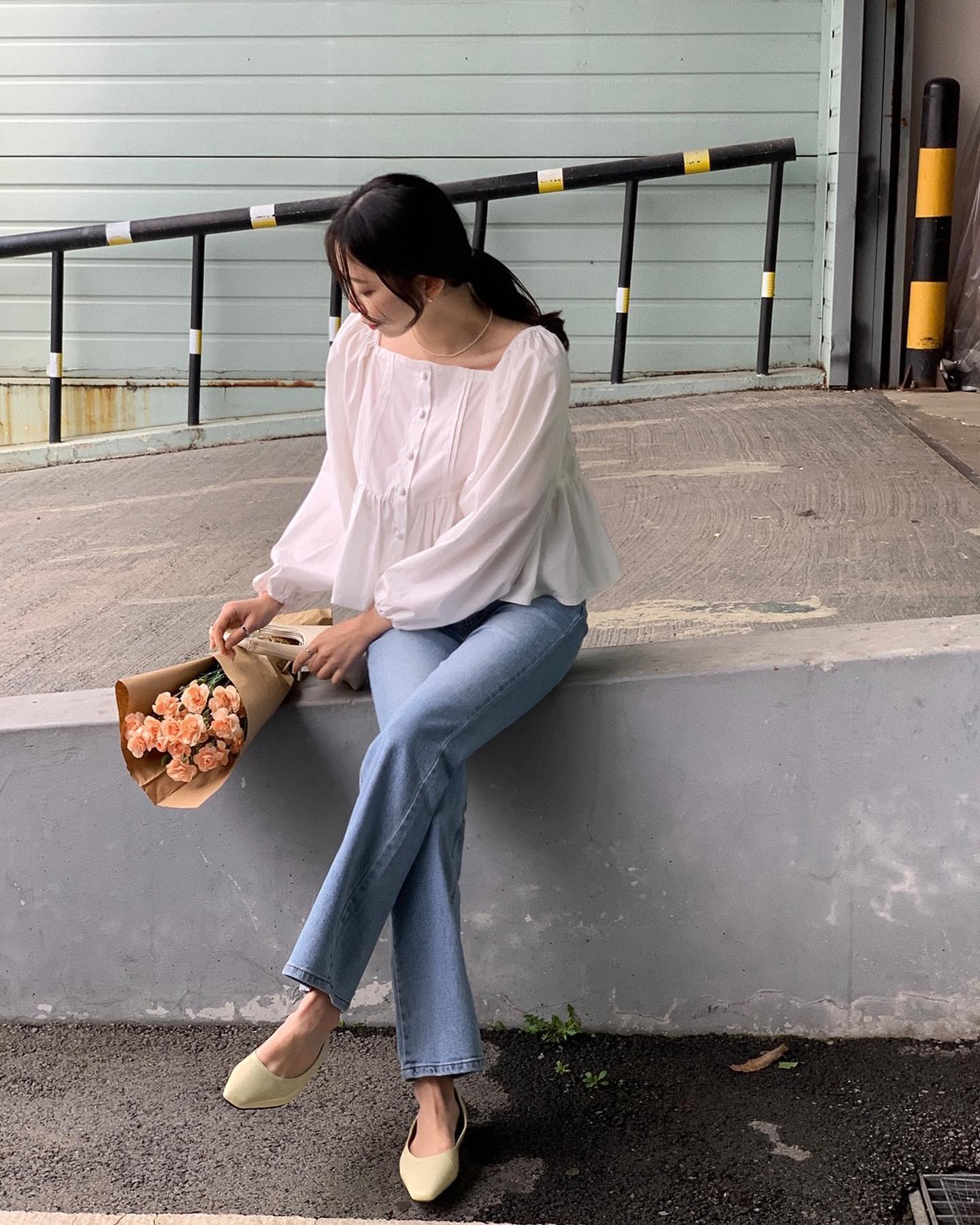 Cứ kết hợp áo blouse với 4 kiểu quần này thì ai cũng khen bạn có gu thẩm mỹ-4